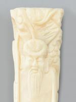 Keleti bölcs. Faragott csont szobrocska fa talapzaton 16 cm