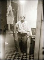 cca 1948 Kerny István (1879-1963) budapesti fotóművész kifesti a konyhát, K. I. hagyatékából 1 db vintage NEGATÍV, 5,8x4,5 cm