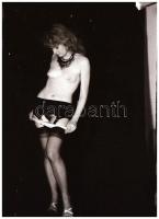 Bugyivillantások miegyébbel bolondítva, eltérő helyszíneken, különböző időpontokban készült akt felv...