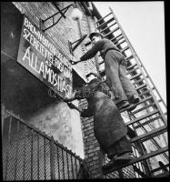 cca 1948 Az államosítást hirdető tábla kihelyezése az üzem utcai homlokzatára, 1 db NEGATÍV Kotnyek Antal (1921-1990) budapesti fotóriporter hagyatékából, 5,5x5,1 cm