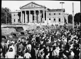 cca 1949 Budapest, a politikai nagygyűlésre teherautókon érkeztek a résztvevők az ország minden részéből, 2 db NEGATÍV Kotnyek Antal (1921-1990) budapesti fotóriporter hagyatékából, 4x5,5 cm