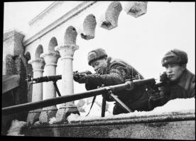 cca 1945 Orosz katonák a Halászbástyán, 1 db NEGATÍV Kotnyek Antal (1921-1990) budapesti fotóriporter hagyatékából, 4,7x7 cm