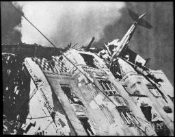 cca 1945 Budapest, Szent János tér, lelőtt repülőgép a bérház tetején, 1 db NEGATÍV Kotnyek Antal (1921-1990) budapesti fotóriporter hagyatékából, 4,2x5,5 cm