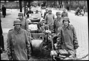 cca 1944 Német megszálló katonák oldalkocsis motorkerékpárokkal, 1 db NEGATÍV Kotnyek Antal (1921-1990) budapesti fotóriporter hagyatékából, 3,7x5,5 cm