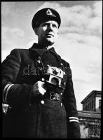 cca 1944 Katonai fényképészek, 2 db NEGATÍV Kotnyek Antal (1921-1990) budapesti fotóriporter hagyatékából, 3x5,4 cm és 5x4 cm