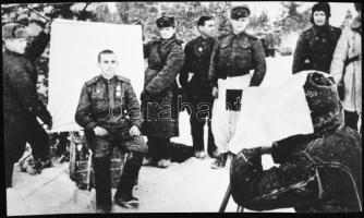 cca 1944 Katonai fényképészek, 2 db NEGATÍV Kotnyek Antal (1921-1990) budapesti fotóriporter hagyaté...