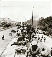 cca 1946 Batyuzók a vasúti kocsik tetején, 1 db NEGATÍV Kotnyek Antal (1921-1990) budapesti fotóriporter hagyatékából, 6,6x6 cm