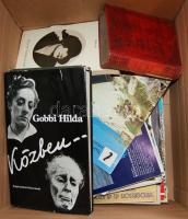 Vegyes nyomtatvány tétel: benne kb 40 térkép és prospektus + Ady: Sápadt emberek, 1891-es francia-magyar szótár + 3 db színészekről szóló könyv