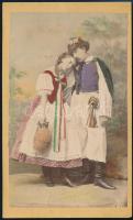 cca 1870-1880 Vincze János (1835-1898) és Libera Gizella (1846-1928) a budai Népszínház színészei népviseletben, Canzi és Heller fényképének színezett változata, 10,5×6,5 cm