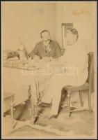 cca 1910 Férfiak íróasztalnál, keményhátú fotó, felülete foltos, 18×12,5 cm