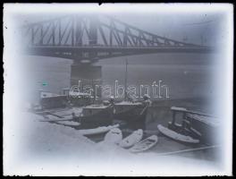 cca 1930 Budapest, csónakok a Szabadság híd lábánál, üvegnegatív, 9×11,5 cm