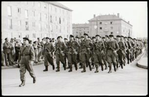 cca 1960 Munkásőrség, 37 db negatív kockát tartalmazó filmszalag