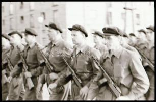 cca 1960 Munkásőrség, 37 db negatív kockát tartalmazó filmszalag