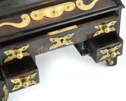 Szecessziós írószekreter formájú kalamáris, fa, réz veretekkel, apró sérülésekkel. 20x13x24cm