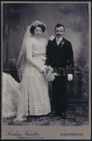 cca 1910 Ifjú házasok, keményhátú fotó Szalay Nándor zsombolyai műterméből, 16,5×10,5 cm