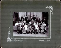 cca 1910 Iskolai csoportkép, kartonra kasírozott fotó Matz és Társa iglói műterméből, karton egyik sarkán törésnyom, 11,5×16,5 cm
