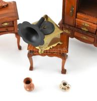 Fa bababútor készlet, (székek, szekrény, gramofon) m: 6 és 13 cm között