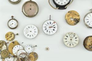 Nagy órás tétel: számlapok, zománc és porcelán, zsebóra szerkezetek, tokok, mind régiek, hozzá egy m...