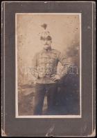 cca 1910 Huszár portréja, kartonra ragasztott fotó, hátoldalon feliratozva, észak-amerikai helymegjelöléssel, felületén apró foltok, 9,5×6 cm