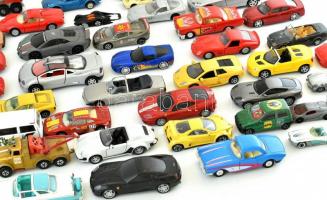 42 db fém játékautó, benne matchbox is, több jelzett, nagyrészt jó állapotban