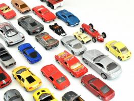 42 db fém játékautó, benne matchbox is, több jelzett, nagyrészt jó állapotban