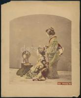 cca 1900 Gésák frizurakészítés közben, kézzel színezett fotó, szélein szakadásokkal, 25,5×20,5 cm