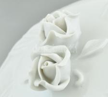 Herendi fehér mázas porcelán bonbonniere. Rózsás díszítéssel. Jelzett, hibátlan. d: 19 cm, m: 14 cm