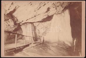 1887 Dobsinai-jégbarlang, pinceajtó, keményhátú fotó, ifj. Divald Károly, Igló, hátoldalon feliratozva, 11×16 cm / Dobschauer Eishöhle / Dobšinská ľadová jaskyňa / ice cave, vintage photo