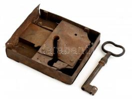 Borospince zár, kovácsolt vas, eredeti kulcsával, 1880 körül.