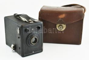 cca 1936 Eastman Kodak Box 620 fényképezőgép, fedél nélküli bőr tokjában.