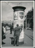 1973 Bp., utcai életkép hirdetőplakátokkal, fotó, 18x13 cm