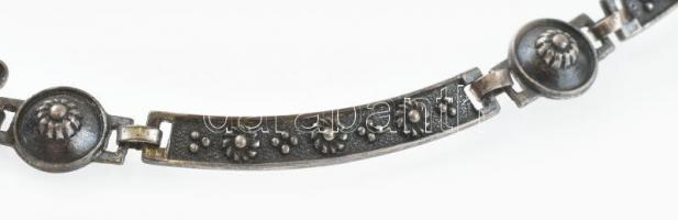 Ezüst (Ag) Nyaklánc és bross gránáttal ékítve, részben jelzett, h: 39cm, 3x2,5cm, bruttó: 29g