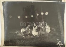 cca 1930-1940 A Szerelem ellenőre és egyéb filmek jelenetei, 15 db nagyméretű filmfotó, részben feli...