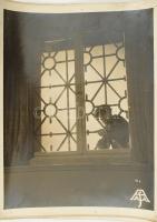 cca 1930-1940 A Szerelem ellenőre és egyéb filmek jelenetei, 15 db nagyméretű filmfotó, részben feli...