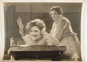 cca 1930-1940 A Szerelem ellenőre és egyéb filmek jelenetei, 15 db nagyméretű filmfotó, részben feli...