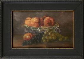 Molnár jelzéssel: Csendélet szőlővel. Olaj, karton. Régi üvegezett, kissé sérült fa keretben. 22×34 cm.