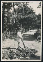cca 1940 Kisgyerek puskával és vadászzsákmánnyal, fotó, 8×5 cm