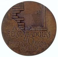 1985. A Felszabadulás 40. évfordulójára egyoldalas öntött bronz plakett (96mm) T:2 kis ph.