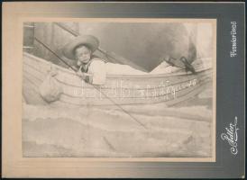 1908 Tusnádfürdő, csónakban, műtermi fotó Adler műterméből, 10×15 cm