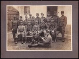cca 1915 Katonák Schwarzlose géppuskával, kartonra ragasztott fotó, 12×17 cm