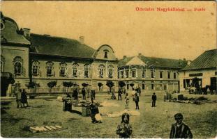 1908 Nagykálló, Fő tér, piac, Elmegyógyintézet (tébolyda), Krajnik Márton üzlete. W.L. 2204. Sarkady József kiadása (EB)