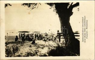 1930 Fonyód-Bélatelep, Székesfővárosi árvaházak Gróf Zichy Béla üdülőtelepe, kopaszra nyírt gyerekek a strandon. photo (fl)