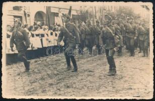 1938 Magyar katonák bevonulása Felvidékre, hátoldalán feliratozott fotó 14x9 cm