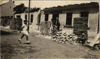 Gyula, utca tető építéssel, felhalmozott téglák, Soltész Béla üzlete. Oravecz Jenő udvari fényképész, photo