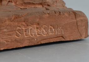 Segesdi György (1931- 2021): Proletár nő. Kézzel formázott agyag. Jelzett. Kopott. m: 44 cm