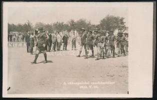 1932 Cserkészcsapat felvonulása a rákospalotai (Budapest) táborban, eredeti, feliratozott fotó, kartonon, 8,5×13,5 cm