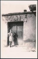 cca 1930 Budapest, az Óbudai Kilátás utca 10. sz., üvegesműhelyként is működő ház kapubejárata feletti modern római relief, hátoldalon feliratozott fotó, szép állapotban, 14×9 cm