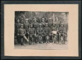 1935 Katonai osztag fegyverekkel, fotó, üveg keretben, 8×11 cm