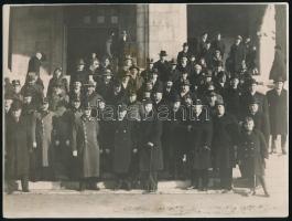 cca 1930 Küldöttség a Parlament lépcsőjén Azonosításra váró fotó 22x16 cm