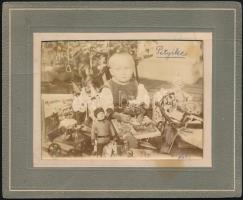 1916 Gyerek sok játékkal karácsonykor, fotó, paszpartuban, 8×11 cm